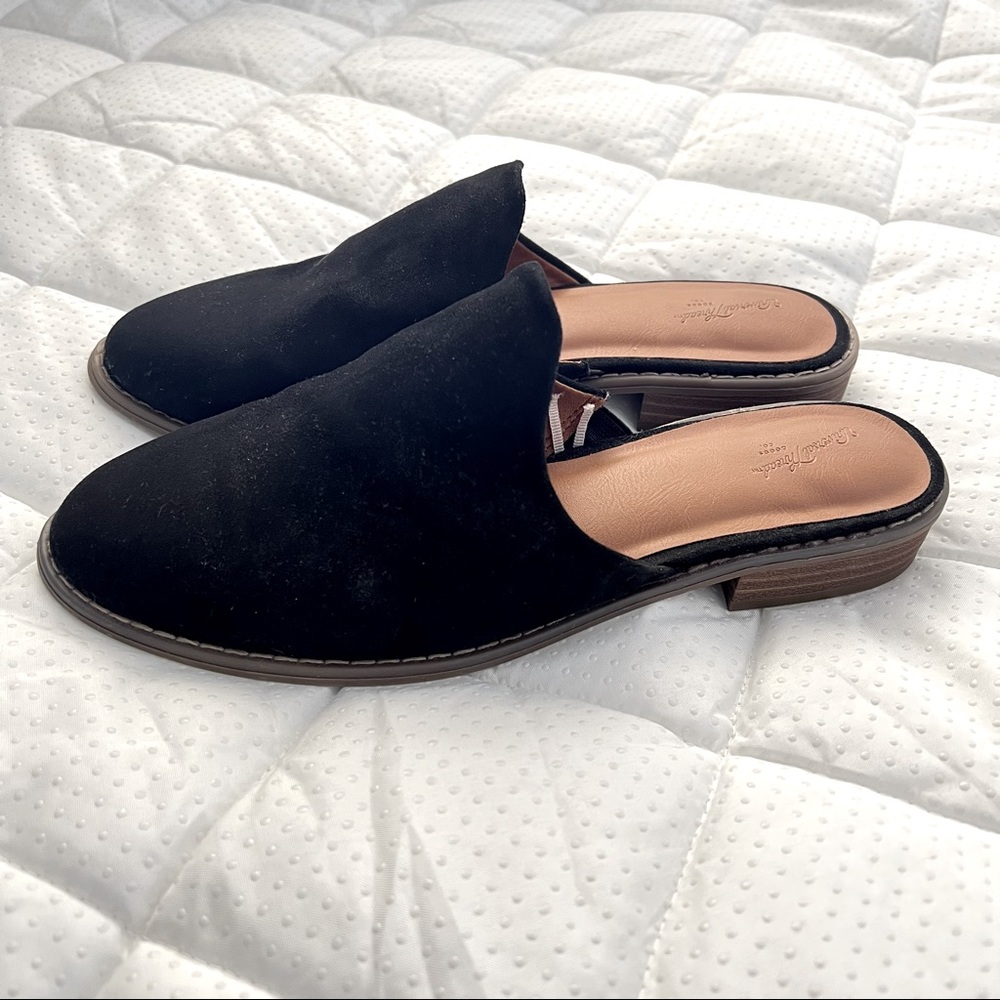 Universal threads black mules